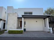 CASA EN RENTA CON EXCELENTE UBICACION FRENTE A PASEO...