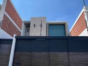 Casa en renta con oficina/consultorio/estudio incluido...