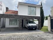 CASA EN RENTA CON MUEBLES QUE COMBINAN DISEÑO Y...