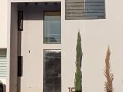 CASA EN RENTA Con recámara en PB