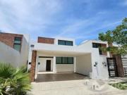 Casa en renta con recamara en planta baja en privada con...