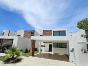 Casa en renta con recamara en planta baja en privada con...