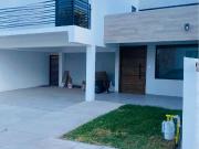 Casa en renta con recamara en planta baja, Fracc. frente...