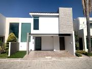 Casa en Renta de 2 pisos, 3 recámaras, jardín ZONA...