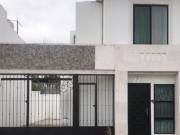 Casa en renta de 2 pisos con recámara en planta baja