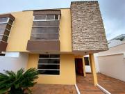 Casa en renta de 3 dormitorios en Cumbayá sector La...