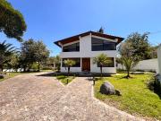 Casa en Renta de 4 Dorm. 650 m² Dentro de Urbanización...