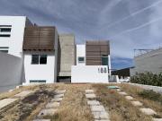 Casa en renta de 4 recamaras en Cumbres del Cimatario a...