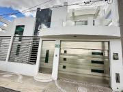 ¡Casa en renta de lujo en privada con seguridad!
