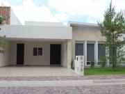 CASA EN RENTA DE UNA PLANTA, 4 RECAMARAS CON VESTIDOR Y...