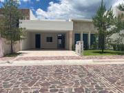 Casa en renta de una planta dentro de cluster 7
