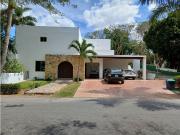 Casa en Venta dentro de Club de Golf la Ceiba con vista...