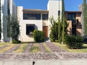 Casa en renta dentro de cluster 4