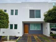 CASA EN RENTA DENTRO DE CONDOMINIO, FRENTE A BASE AEREA,...