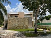 Casa en renta dentro del Yucatán Country Club con vista...
