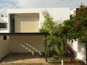 Casa en renta disponible en Abril ubicada en privada...