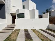 CASA EN RENTA EL REFUGIO EN CALLE $13,500.00