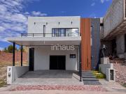 Casa en renta en Altozano 31000 mensuales mantenimiento...