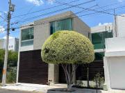 CASA EN RENTA EN COLINAS DEL CIMATARIO, 3 NIVELES Y SALA...