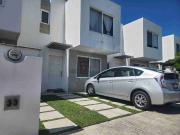 Casa en renta en condominio con alberca