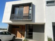 Casa en renta en coto Sivec, con Habitación estudio en...