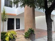 CASA EN RENTA EN CUMBRES PROVIDENCIA