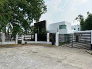 OPORTUNIDAD EN RENTA. Casa en El Country con enorme jardín