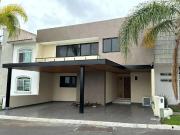 Casa en RENTA, ?en el mejor claustro!