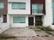 CASA EN RENTA EN EL REFUGIO EN CALLE $14,000.00