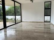 Casa en renta en el Yucatán Country Club, privada Oasis