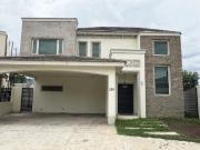 Casa en RENTA en Fracc. Canteras