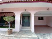 CASA EN RENTA EN FRACC. PRIVADO CON CASETA DE VIGILANCIA