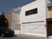 CASA EN RENTA EN FRACCIONAMIENTO ARCOS DE SUR, ZAVALETA,...