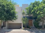 Casa en renta en Jardín Real dentro de coto 6