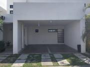 CASA EN RENTA EN JARDINES DEL COUNTRY ETAPA 1