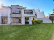 CASA EN RENTA EN JURICA CON ÁREA DE JUEGOS, BAR Y CUARTO...