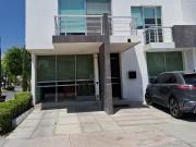 CASA EN RENTA EN JURIQUILLA, AMUEBLADA