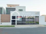 Casa en renta en las Américas con páneles y piscina