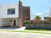 CASA EN RENTA EN LOMAS DE ANGELOPOLIS COM JARDIN GRANDE...