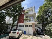 Casa en renta en Lomas de Chapultepec. Semiamueblada...