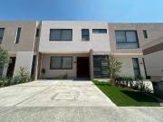 Eleva tu estilo de vida: Casa NUEVA en renta en Lomas...