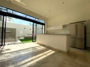 CASA EN RENTA EN MÉRIDA CON ALBERCA Y PANELES SOLARES,...