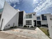 Casa en renta en Nura con recámara en PB