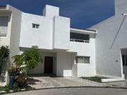 Casa en renta en privada con alberca, Milenio III, Querétaro