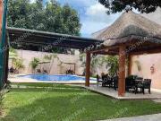 Casa en renta en privada con alberca sobre Av las Torres