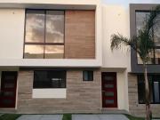 Casa en renta en privada El Refugio