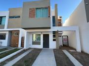 Casa en renta en Punto Oriente, Culiacán – Moderna,...