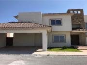 Casa en renta en residencial con alto nivel de vida:...