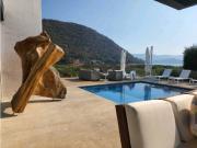 Casa en Renta en Valle de Bravo con Vista y Acceso al Lago