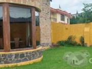 Casa en renta estilo colonial, con hermoso jardín, 4...